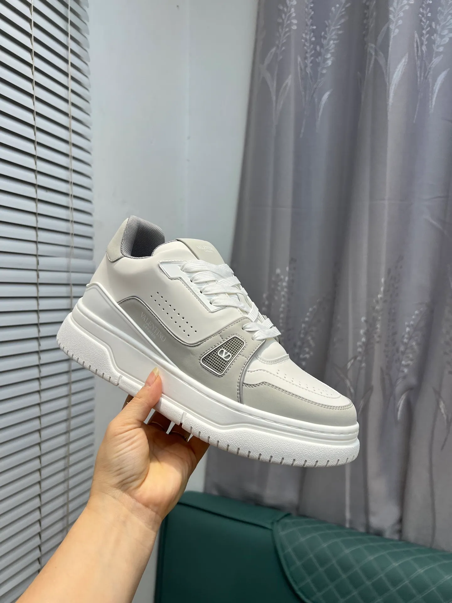 Men's Men's Shoes 💰660 Valentino 2023 early autumn new star shoes are now online! Wang Hedi and Ren Jialun have been worn by many celebrities. Who can refuse the same couple shoes as Wang Hedi! The design of Stars Stab My Heart is cool and spicy. The material of the shoes is cowhide, and every color is beautiful! Size 35-40, men’s size 39-44 (women’s 41, men’s 38, 45🉑️customized)